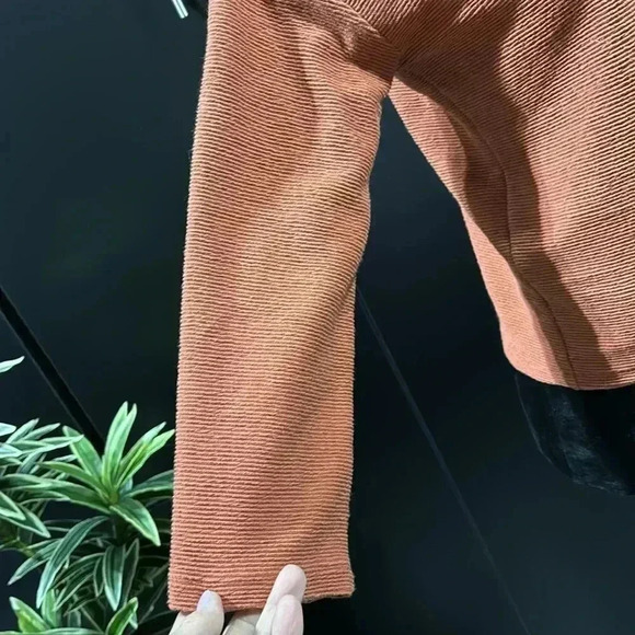 Madewell Texture & Thread V-neck, tie knot waist, textured long sleeve top - Picture 6 of 10